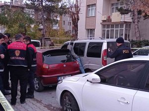 Sivas’ta Feci Olay: İ̇ki Otomobilin Arasında Sıkışarak Hayatını Kaybetti