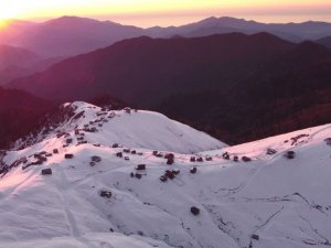 Beyaz Örtüyle Kaplanan Artvin’in Klaskur Yaylası’nda Gün Batımı Böyle Görüntülendi