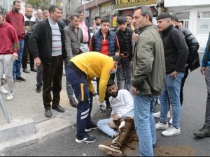 Koşarak Yanına Gidip Yumruk Attığı Kişinin Bıçaklı Saldırısına Uğradı: O Anlar Kameraya Yansıdı