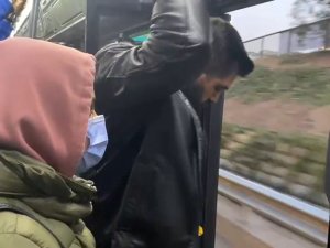 Kadıköy’de Yolcu Dolu İ̇ett Otobüsü Kapısı Açık İlerledi