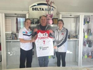 Milli Basketçilerden Özer’e Milli Takım Forması