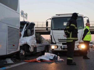 Turistleri Taşıyan Tur Otobüsünün Şoförü, Tem’de İki Araç Arasında Kalarak Can Verdi