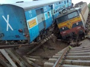 Hindistan’da 2 Yolcu Treni Raydan Çıktı: En Az 24 Ölü