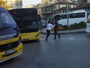 Bursa’da Trafikte Sinirler Gergin...yol Verme Yüzünden Bıçak Çekti