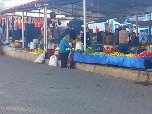 Pazarcılardan Atatürk’e Saygı Duruşu
