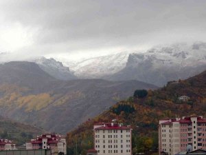 Muş’un Yüksek Kesimlerine Mevsimin İlk Karı Yağdı