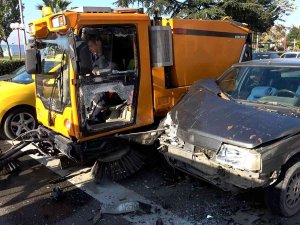 Kontrolü Kaybetti, Temizlik Aracıyla Çarpıştı