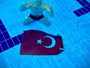 Siirt’te Bedensel Ve İşitme Engelli Sporcular Havuzun Dibinde Türk Bayrağı Açtı