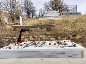 Van Depreminde Hayatını Kaybeden Gazeteci Emir, Mezarı Başında Anıldı