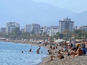 Doğu Buz Kesmeye Başladı, Antalya’da Yaz Devam Ediyor