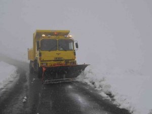 2 Bin 500 Rakımlı Kurtik Dağında Mevsimin İlk Karla Mücadelesi Başladı