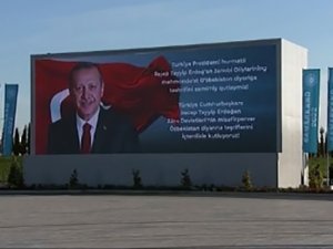 Semerkant Havalimanı’nda Erdoğan’ın Fotoğrafı Yansıtıldı