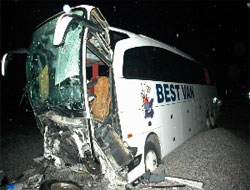 Yolcu otobüsü yoldan çıktı: 36 yaralı