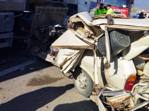 Kamyona Çarpan Otomobil Kağıt Gibi Ezildi: 1 Yaralı