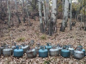 Hakkari’de Toprağa Gömülü 18 Dolu Tüp Ve 40 Litre Mazot Ele Geçirildi