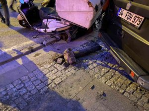 Ümraniye’de Eşini İşe Bırakırken Kaza Yaptı: 2 Yaralı