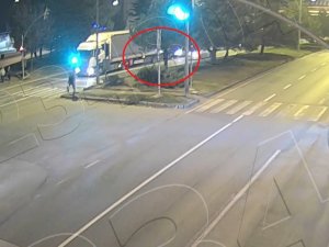 Trafik Işıklarındaki Tır Kazası Kgys Kamerasınca Kaydedildi