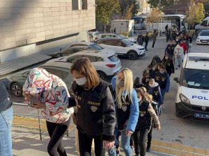 Dolandırıcılık Zanlısı Kadınlardan İlginç İşaret Ve Sözler