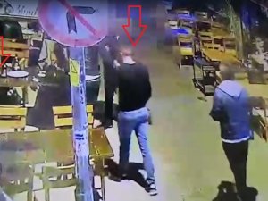 Gazetecinin Telefonunu Ceketiyle Gizleyerek Çaldı
