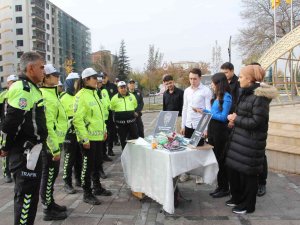 Öğrenciler Görev Başındaki Polisleri Unutmadı