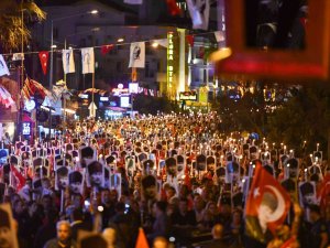 Antalya’da Geceyi Meşaleler Aydınlattı