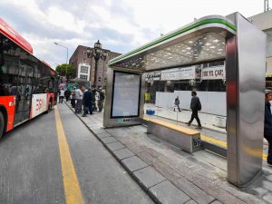 Başkent’te Modern Otobüs Duraklarının Montajı Başladı