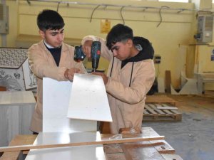 Yaralı Halde Bulunan Puhu Kuşuna Öğrenciler Sahip Çıktı