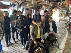 Beylikdüzü’nde Öğrenciler, Derslerinin Stresini Balık Yiyerek Attı
