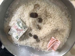 Pirincin İçinden Taş Ayıklar Gibi Para Ayıkladılar