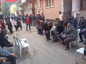 Bursalı Şehidin Evinde Yas Ve Dua...türk Bayrağı Asıldı