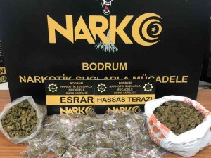 Lüks Otomobille Uyuşturucu Ticareti Yaparken Yakalandı