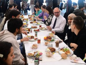 Rektör Erdal, Anadolu Tömer Öğrencileriyle Kahvaltıda Bir Araya Geldi