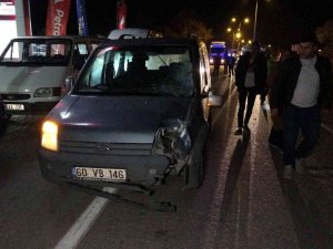 Düğünden Çıkanlara Ticari Araç Çarptı: 1 Ölü, 1 Yaralı