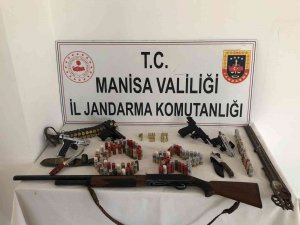 Turgutlu’da Bir Evde Yapılan Aramada Çok Sayıda Silah Ele Geçirildi