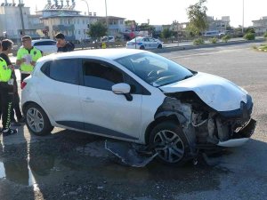 Aynı Noktada 2 Saat Arayla İki Trafik Kazası Güvenlik Kamerasında