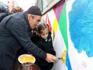 Dedelerinin Yardımıyla Okul Duvarlarını Boyadılar