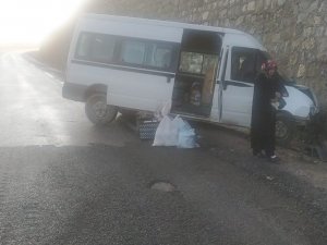 Buzlu Yolda Kontrolden Çıkan Minibüs Duvara Çarptı: 2 Yaralı