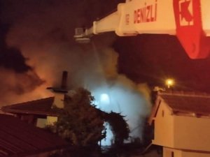 Alevlerin Sardığı Evin Çatısı Kullanılamaz Hale Geldi