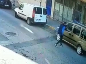 Sultanbeyli’de Otomobilden Cep Telefonu Hırsızlığı Kamerada