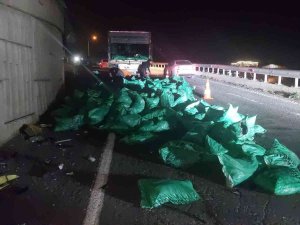 Tır Virajda Asılı Kaldı, Kömürler Yola Saçıldı