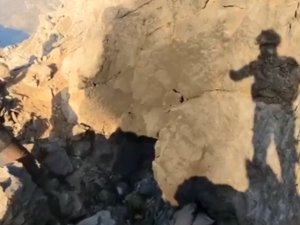 Teröristlerin Mağaradan Çıkarak Teslim Oldukları Anlar Görüntülendi