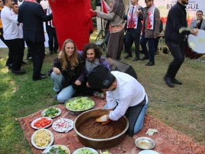 Şanlıurfa’da İsot İle Yapılan 63 Çeşit Yemek Yüzlerce Kişiye Dağıtıldı