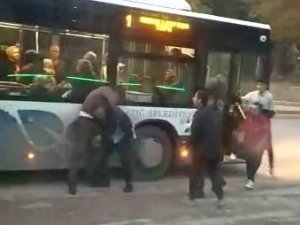 Otobüs 5 Metre İleride İndirdi Diye Kavga Çıkarttı