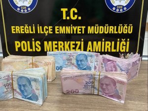 Arabasının Üzerinde Unuttuğu 43 Bin Lira Yola Saçıldı