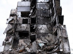 Banksy’den Ukrayna’da Yıkılan Binanın Enkazına Anlamlı Dokunuş