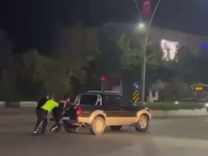 Yolda Kalan Aracın İmdadına Polis Ekipleri Yetişti