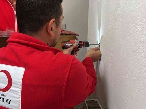 Kızılay Evlerde Eşya Sabitledi
