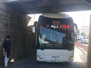 Ak Parti’li Kafileyi Taşıyan Otobüs Alt Geçide Sıkıştı
