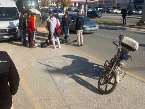 Motorlu Kuryeye Çarpıp Olay Yerinden Kaçtı