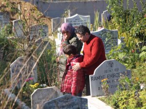 Düzce Depremi’nde Yakınlarını Kaybedenler Mezarlıkları Doldurdu